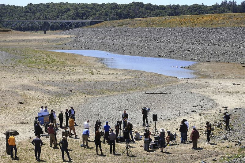 În această fotografie de fișier din 21 aprilie 2021, guvernatorul California Gavin Newsom susține o conferință de presă în bazinul uscat al lacului Mendocino din Ukiah, California, unde a anunțat că va proclama o urgență de secetă pentru județele Mendocino și Sonoma. Guvernatorul Gavin Newsom a declarat luni, 10 mai 2021, o urgență de secetă pentru cea mai mare parte a Californiei, extinzând un ordin anterior care a afectat două județe la 41 de județe în cea mai mare parte a statului.