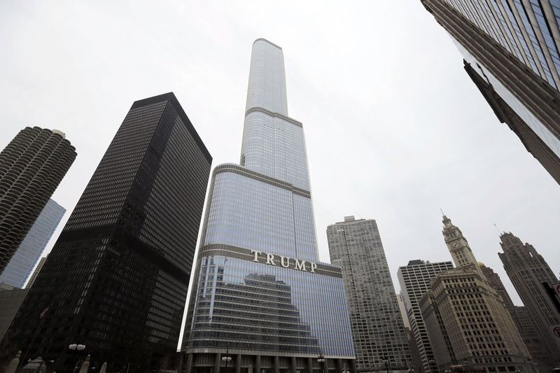 Sellel neljapäeval, 10. märtsil 2016 failifotol on Chicagos asuv Trump International hotell ja torn. Konsultatsioonifirma Integra Realty Resources tegevdirektori Gail Lissneri sõnul on Donald Trumpi presidentuuri nelja aasta jooksul selles hoones korterite hinnad langenud, langedes 34%. See on võrreldav 6% langusega samal perioodil 65 muu kesklinna kortermaja puhul.