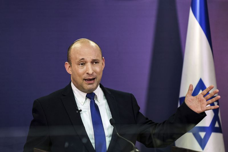 Naftali Bennett, parlando alla Knesset, guiderà il nuovo governo israeliano, prestando giuramento domenica.