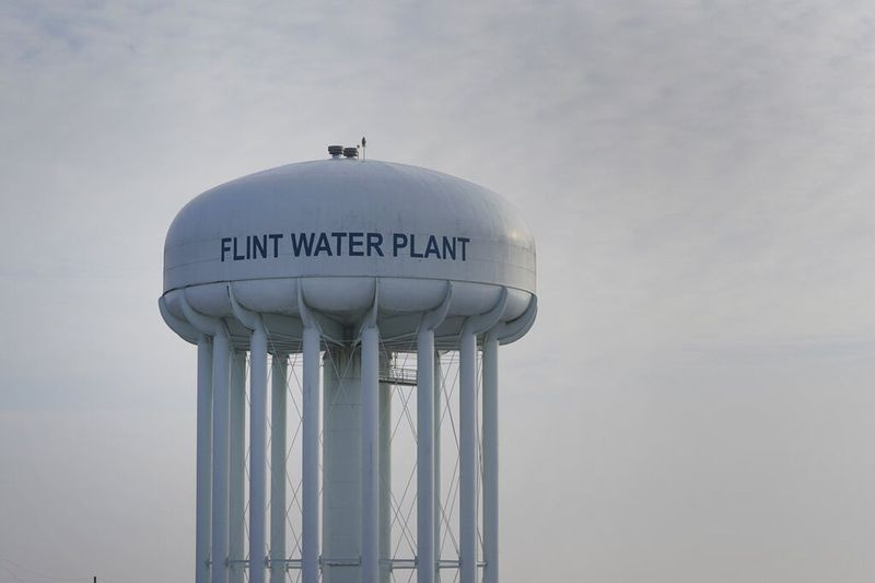 A torre da Usina Flint Water é mostrada em Flint, Michigan, quarta-feira, 13 de janeiro de 2021.