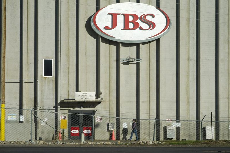 Sellel 12. oktoobri 2020 failifotol suundub töötaja JBS-i lihapakkimistehasesse Greeleys, Colos.