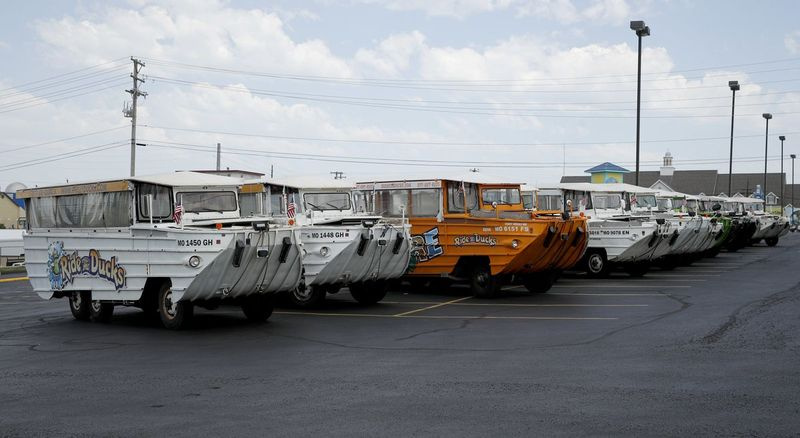 O barco Ducks fica parado no estacionamento da Ride the Ducks, uma operadora de turismo anfíbio em Branson, Missouri. Sexta-feira, 20 de julho de 2018. Os veículos anfíbios são semelhantes a um dos barcos da empresa que virou no dia anterior no Lago Table Rock resultando em 17