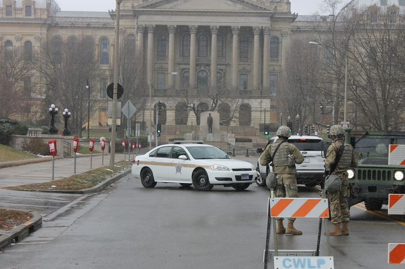Mimořádná ochrana v Illinois State Capitol ve Springfieldu v neděli 17. ledna 2021 zahrnovala Národní gardu.