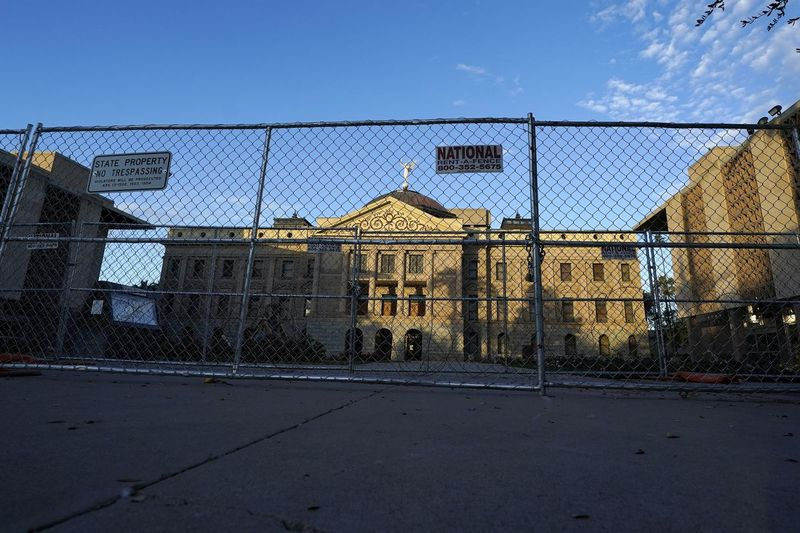 Dvě vrstvy bezpečnostního oplocení jsou zobrazeny v sobotu 16. ledna 2021 ve Phoenixu obklopující Arizona Capitol.