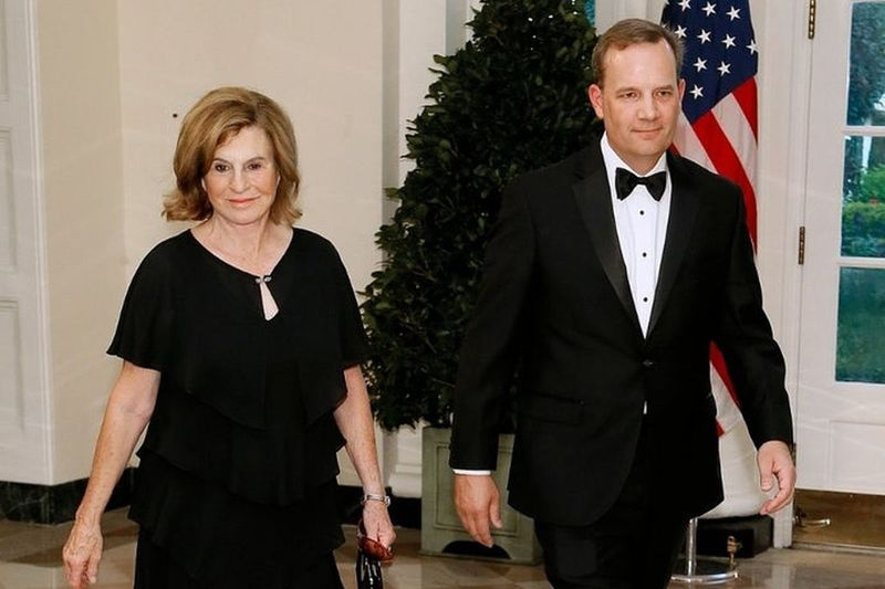Uline CEO Liz Uihlein (til venstre) og Uline vicepræsident Jacob Peters ankommer til en statsmiddag i september 2019 i Det Hvide Hus. Uihlein og hendes mand, Richard, er blandt de største donorer til politiske kampagner i landet.