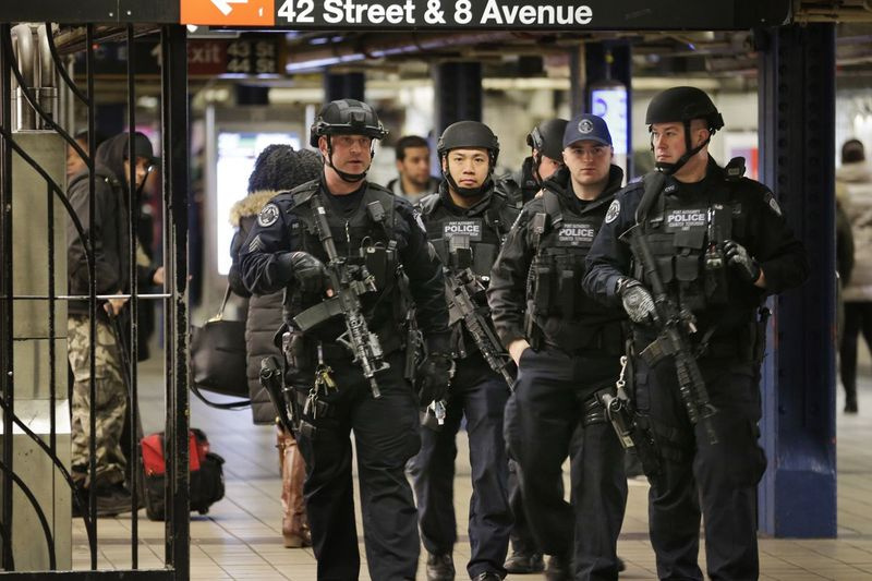 En esta fotografía de archivo del 12 de diciembre de 2017, los agentes de policía patrullan en el pasillo que conecta la terminal de autobuses de la Autoridad Portuaria de la ciudad de Nueva York y la estación de metro de Times Square, cerca del lugar de una explosión el día anterior. Akayed Ullah, un inmigrante bangladesí cuya bomba de tubo del metro falló en su mayoría, fue sentenciado el jueves 22 de abril de 2021 a cadena perpetua por el ataque de 2017 en la estación más transitada de la ciudad de Nueva York.