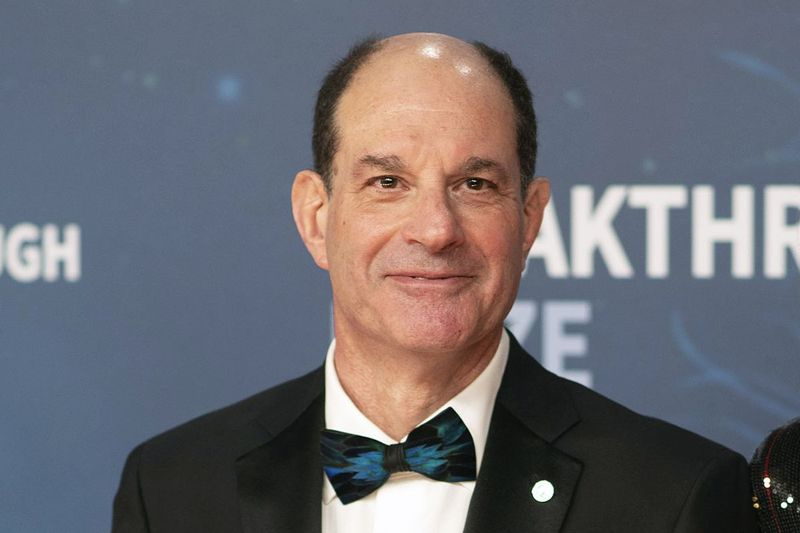 Sellel pühapäeval, 3. novembril 2019 kujutatud fotol poseerib 2020. aasta bioteaduste läbimurdeauhinna võitja David Julius 8. iga-aastasel läbimurdeauhinna tseremoonial NASA Amesi uurimiskeskuses pühapäeval, 3. novembril 2019 Californias Mountain View