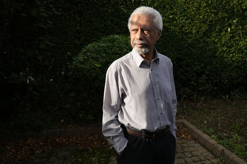Tanzánsky spisovateľ Abdulrazak Gurnah vo svojom dome v Canterbury v Anglicku vo štvrtok 7. októbra 2021. Gurnahovi bola vo štvrtok udelená Nobelova cena za literatúru.