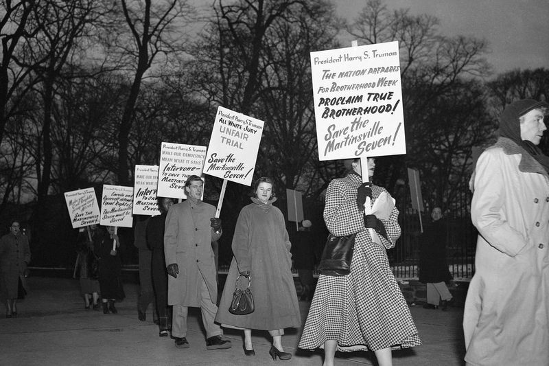 På denna filbild från 30 januari 1951, när temperaturen sjunker under fryspunkten, marscherar demonstranter framför Vita huset i Washington, i vad de sa var ett försök att övertala president Harry Truman att stoppa avrättningen av sju svarta män som dömts till döden i Virginia anklagad för att ha våldtagit en vit kvinna.