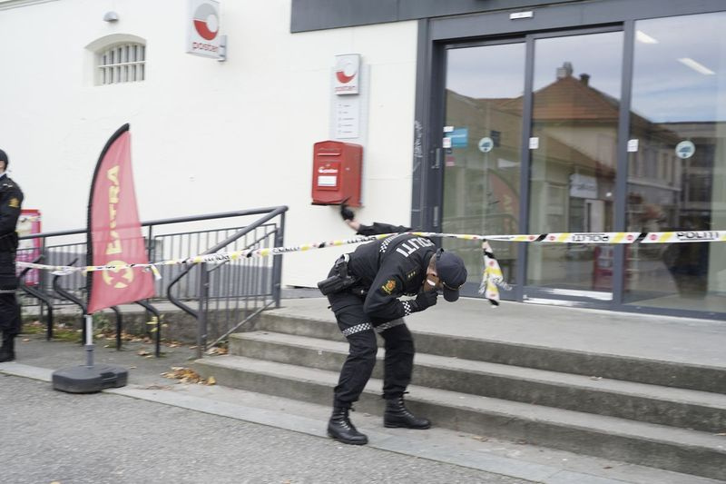 Politiet leter etter bevis utenfor Coop-butikken i etter at en mann drepte flere personer, i Kongsberg, Norge, torsdag 14. oktober 2021. Politiet i Norge holder en 37 år gammel mann fra Danmark mistenkt i en bue-og- pilangrep i en liten by som drepte fem mennesker og såret to andre.