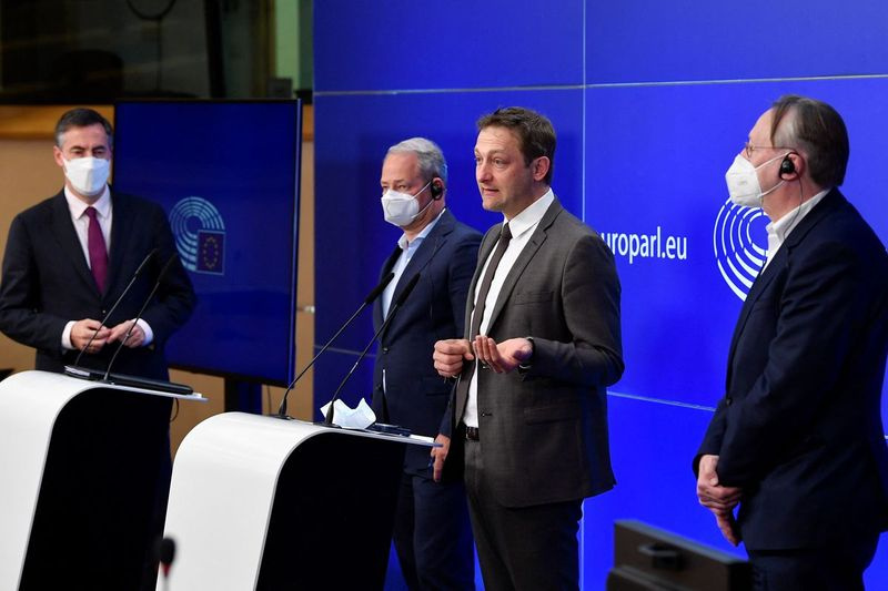 Membrii Parlamentului European David Mcallister, Andreas Schieder, Christophe Hansen și Bernd Lange susțin o conferință de presă după dezbaterea despre acordul comercial și de cooperare UE-Regatul Unit în a doua zi a unei sesiuni plenare la Parlamentul European de la Bruxelles, pe 27 aprilie 2021. .
