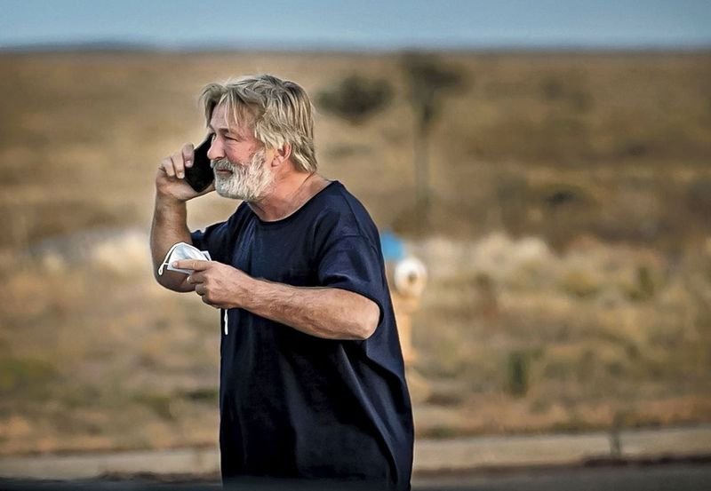 Alec Baldwin spreekt aan de telefoon op de parkeerplaats buiten het Santa Fe County Sheriff