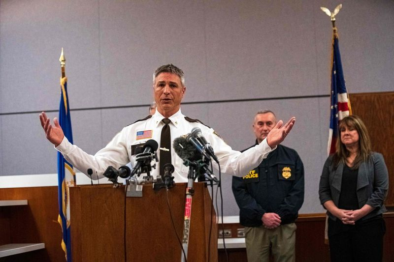 Sheriff Wright County Sean Deringer bercakap pada sidang akhbar selepas penembakan di Klinik Kesihatan Allina, di Pusat Kerajaan Wright County di Buffalo, Minnesota, pada 9 Februari 2021.