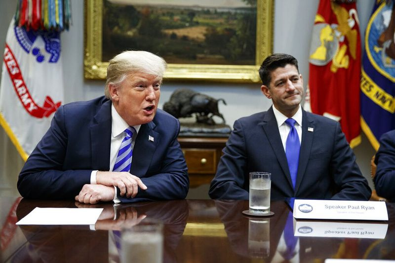 President Trump och parlamentets talman Paul Ryan sitter i Roosevelt-rummet i Vita huset