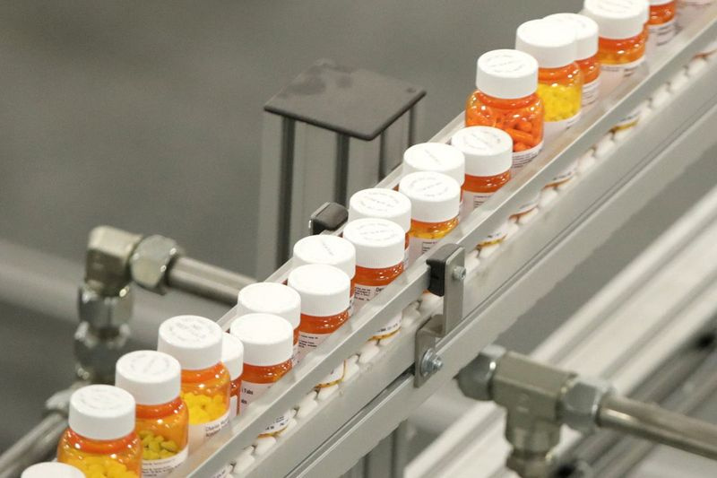 Los frascos de medicamentos se colocan en un cinturón en el almacén de una farmacia por correo en Florence, Nueva Jersey.Un nuevo estudio publicado en el New England Journal of Medicine destaca lo difícil que puede ser para las personas con un largo historial de depresión dejar sus medicamentos, incluso para aquellos que se sientan lo suficientemente bien como para intentarlo.