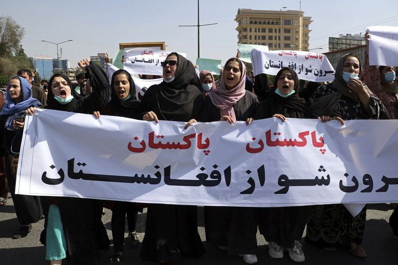Afganos gritan consignas durante una manifestación contra Pakistán, cerca de la embajada de Pakistán en Kabul, Afganistán, el martes 7 de septiembre de 2021. Firmar en persa dice: Pakistán Pakistán Sal de Afganistán.
