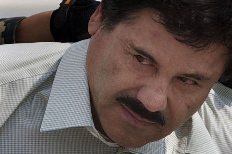Joaquin El Chapo Guzman Loera mentre veniva scortato a un elicottero in manette dai marines della marina messicana a un hangar della marina a Città del Messico il 22 febbraio 2014.