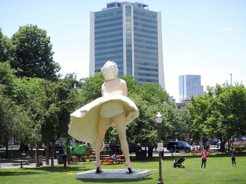 Eine Kirche auf der anderen Straßenseite bietet einen vollständigen Blick auf Marilyn Monroes Hintern. | Matthew Brown/Hearst Connecticut Media über AP