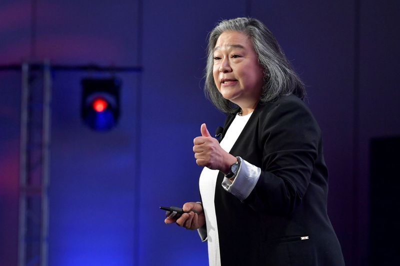 Tina Tchen bercakap di atas pentas semasa Persidangan MAKERS 2020 di InterContinental Los Angeles Downtown pada 12 Februari 2020 di Los Angeles, California.