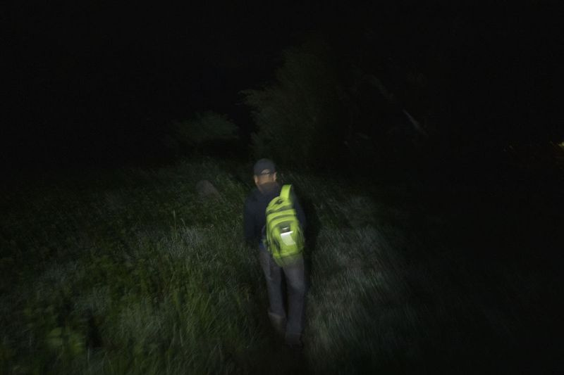 Etter et kort farvel til familien, begynner Victor Cal reisen til USA, og forlater hjemmet sitt i den provisoriske bosetningen Nuevo Quejá.