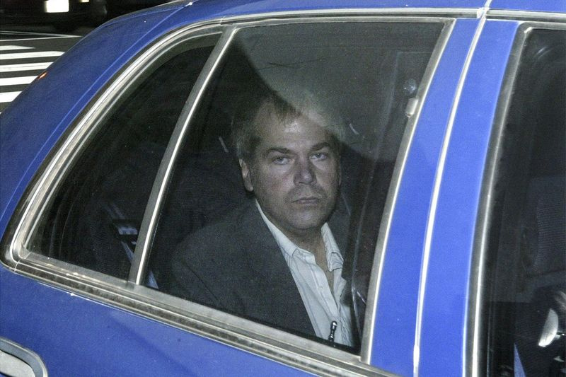 Sellel 18. novembril 2003 tehtud fotol saabub John Hinckley Jr Washingtoni USA ringkonnakohtusse. Advokaadid kohtuvad esmaspäeval, 27. septembril 2021 föderaalkohtus, et arutada, kas president Ronald Reaganit mõrvata püüdnud mees Hinckley Jr tuleks vabastada kohtu kehtestatud piirangutest, sealhulgas tema arstiabi järelevalvest ja tema tervisega kursis olemisest. tema arvuti paroolid.