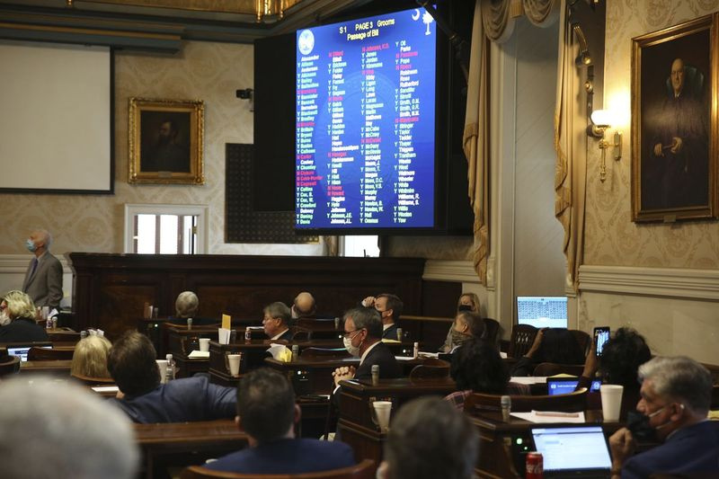Le représentant de la Caroline du Sud, David Hiott, R-Pickens, dit une prière alors que la Chambre vote sur un projet de loi qui interdirait la plupart des avortements dans l