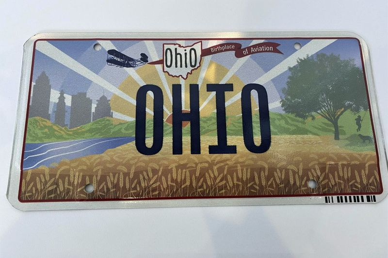 La nueva matrícula de Sunrise en Ohio no despegó después de que los funcionarios se dieron cuenta de que la ilustración de una pancarta en vuelo estaba pegada en el lado equivocado del primer avión de los hermanos Wright. El cartel de la nueva placa dice Lugar de nacimiento de la aviación. La pancarta debería haber estado detrás del avión, pero estaba pegada al frente.