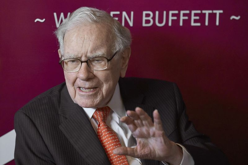 Neste 5 de maio de 2019, a foto do arquivo Warren Buffett, Presidente e CEO da Berkshire Hathaway, fala durante um jogo de bridge após a assembleia anual de acionistas da Berkshire Hathaway em Omaha, Nebraska. Os 25 americanos mais ricos pagam menos em impostos - 15,8% do ajustado renda bruta - do que muitos trabalhadores comuns fazem, uma vez que você inclui os impostos para o Seguro Social e o Medicare, a organização sem fins lucrativos de jornalismo investigativo ProPublica fundou, terça-feira, 8 de junho de 2021.