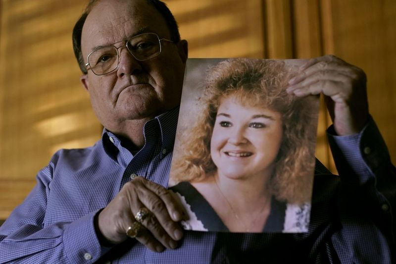 Surmamaja omanik Brian Simmons hoiab käes fotot oma tütrest Rhonda Ketchumist, kes suri enne jõule COVID-19 tõttu. Mu tütar läks haiglasse ja me nägime teda üks kord läbi klaasi, kui ta ventilaatorisse pandi, ja siis ei näinud me teda enam enne, kui ta suri.