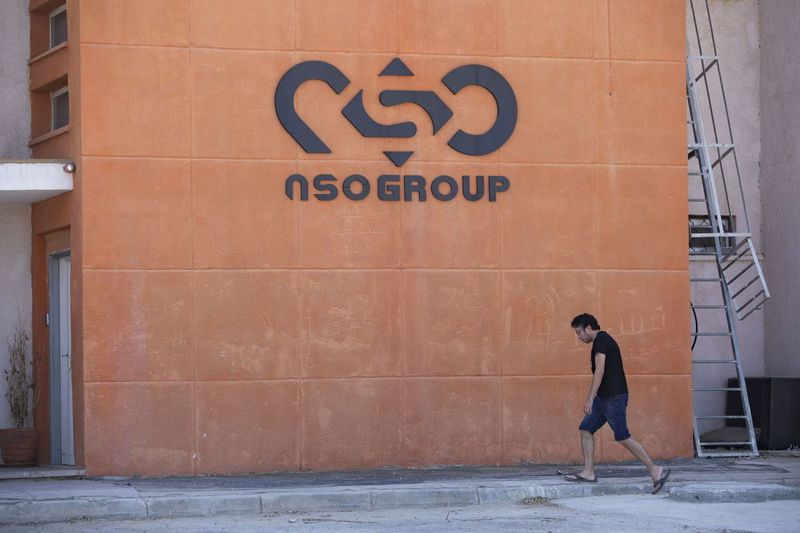 Ein Logo ziert eine Wand an einer Filiale des israelischen Unternehmens NSO Group in der Nähe der südisraelischen Stadt Sapir, 24. August 2021.