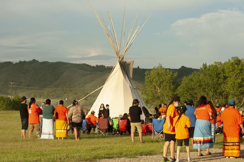 Probíhá vigilie, kde pozemní radar zaznamenal zásahy do 751 neoznačených hrobů poblíž areálu bývalé indické rezidenční školy Marieval na Cowessess First Nation, Saskatchewan, v sobotu 26. června 2021.