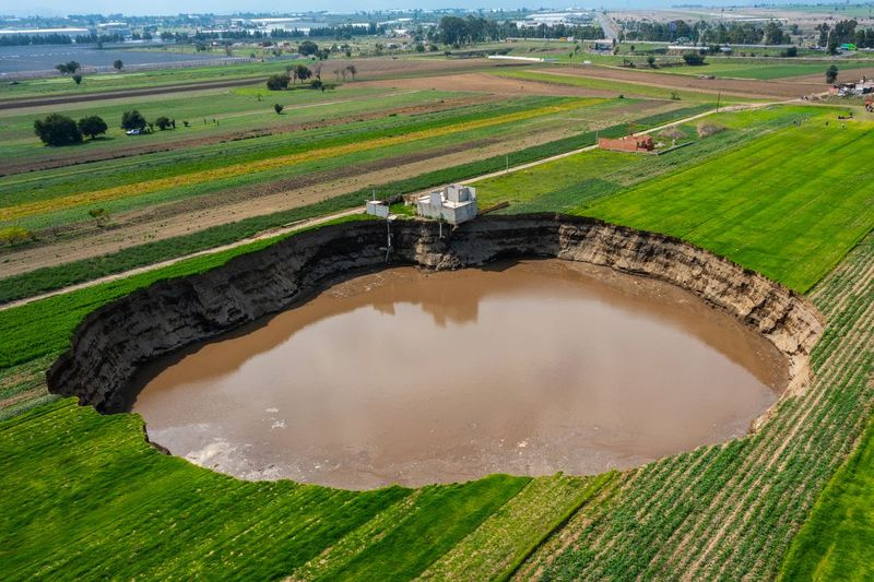 En flygfoto över ett gigantiskt slukhål i Santa María Zacatepec, Mexiko, nordväst om huvudstaden Puebla.