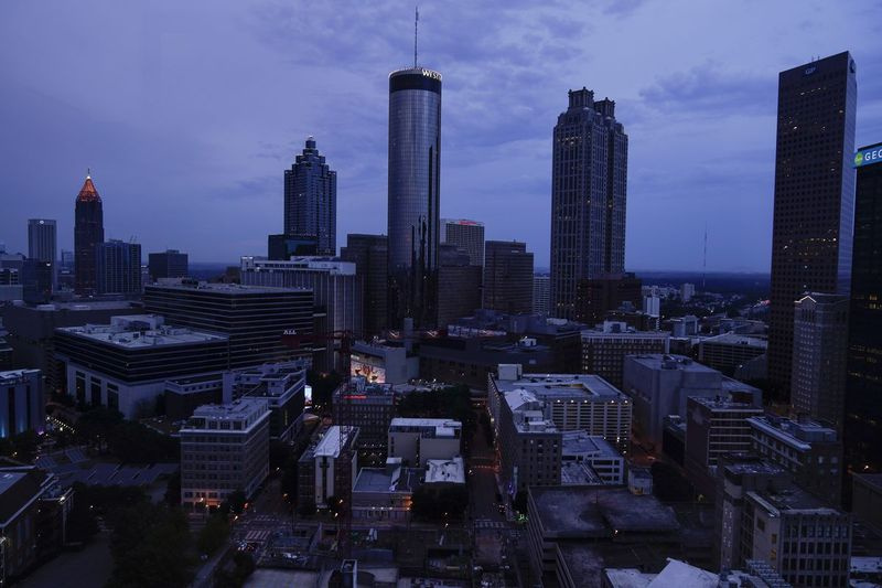 Skyer ruller inn i sentrum av Atlanta onsdag 11. august 2021 i Atlanta. Census Bureau har gitt ut sitt mest detaljerte portrett til nå av hvordan USA har endret seg det siste tiåret. Byrået offentliggjorde torsdag en mengde demografiske data som skal brukes til å tegne politiske kart over et stadig mer mangfoldig land.