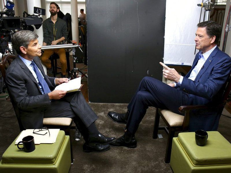 George Stephanopoulos (links) landete das erste Medieninterview mit FBI-Direktor James Comey seit seiner Entlassung im Mai 2017. Ralph Alswang/ABC via AP