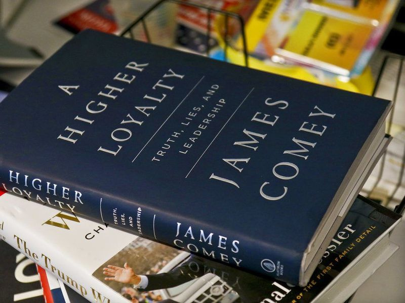 James Comeys neues Buch A Higher Loyalty: Truth, Lies and Leadership, in dem Comey den US-Präsidenten Donald Trump mit einem Mafia-Chef vergleicht, der Loyalität fordert, deutet darauf hin, dass er nicht in der Lage ist, die Führung des Präsidenten zu übernehmen, und macht sich über das Aussehen des Präsidenten lustig. AP Foto/Bebeto Matthews
