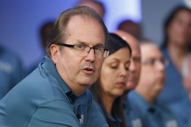 In deze bestandsfoto van 16 juli 2019 spreekt Gary Jones, president van United Auto Workers, tijdens de opening van hun contractbesprekingen met Fiat Chrysler Automobiles in Auburn Hills, Michigan.