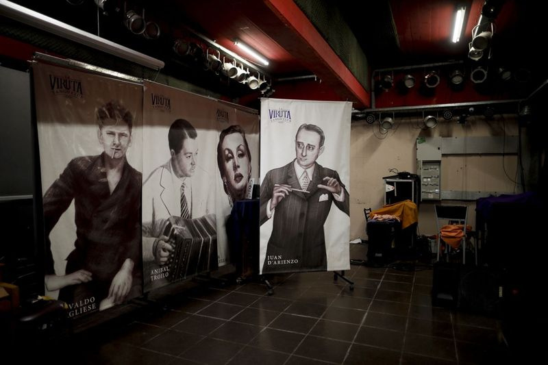Argentinos tango muzikantų (iš dešinės) Juano d’Arienzo, Titos Merello, Aníbal Troilo ir Osvaldo Pugliese plakatai puošia sceną Buenos Airėse klube „La Viruta Tango“, kurį jau daugiau nei metus uždarė COVID-19 pandemija.
