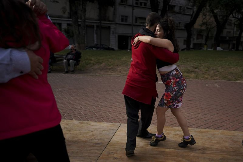 Pora šoka tango parke, vykstant COVID-19 pandemijai, Buenos Airėse, Argentinoje. Nostalgija šokiui priverčia daugelį tango šokėjų arba tanguero nepaisyti apribojimų su slaptomis milongomis uždarose vietose ar viešose erdvėse.