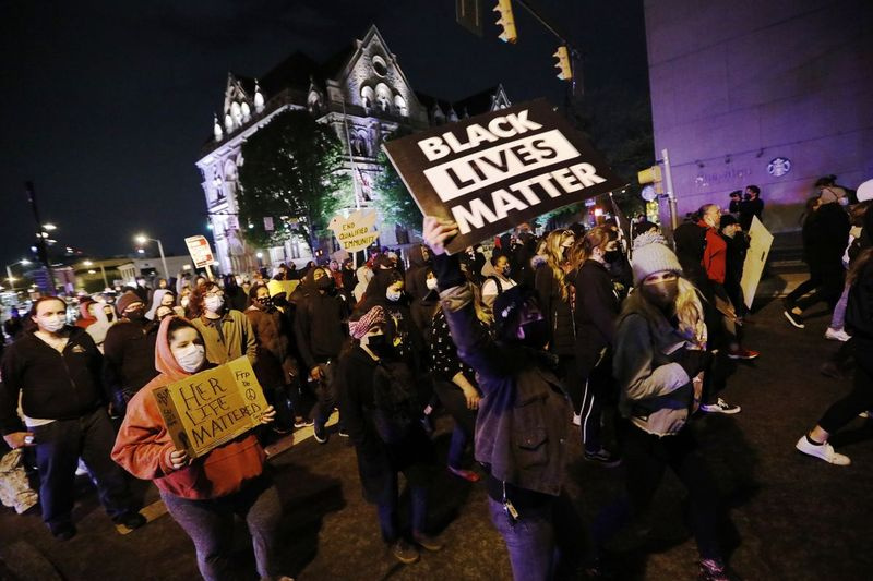 Manifestantes marchan en el centro de Columbus, Ohio, el martes 20 de abril de 2021.