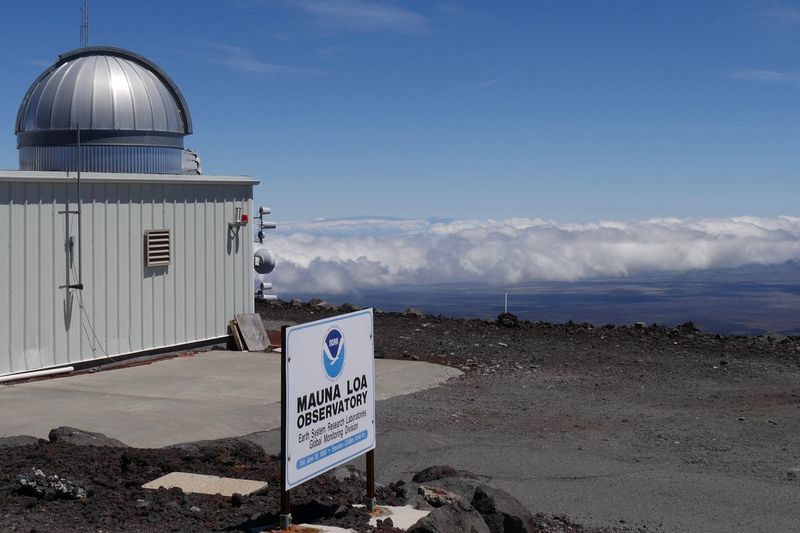 Esta foto de 2019 proporcionada por la NOAA muestra el Observatorio de referencia atmosférica de Mauna Loa, en lo alto de la montaña más grande de Hawái para tomar muestras de aire de fondo bien mezclado y libre de contaminación local. Los niveles de dióxido de carbono que atrapan el calor en el aire alcanzaron su punto máximo en mayo de 2021, en cantidades casi un 50% más altas que cuando comenzó la era industrial y están creciendo a un ritmo récord, informaron científicos el lunes 7 de junio de 2021.