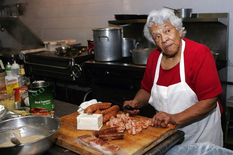 Chef Leah Chase hakt worst en kip in haar resaturant