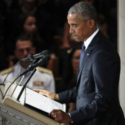 Endine president Barack Obama teeb pausi, kui ta kõneleb senaator John McCaini mälestusteenistusel Washingtonis Washingtoni rahvuskatedraalis, laupäeval, 1. septembril 2018. McCain suri 25. augustil 81-aastaselt ajuvähki. (AP Photo / Pablo Martinez Monsivais) ORG XMIT: DCPM251