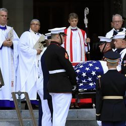 Arizi päritolu senaator John McCaini puusärk on saabumisel kaasas Washingtonis Washingtoni rahvuskatedraalis toimuvale mälestusteenistusele, laupäeval, 1. septembril 2018. (AP Photo/Manuel Balce Ceneta) ORG XMIT: DCMC110