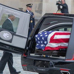 Senaator John McCaini puusärk saabub Washingtoni rahvuskatedraali surnud senaatori John McCaini matusetalituseks 1. septembril 2018 Washingtonis. | Getty Images