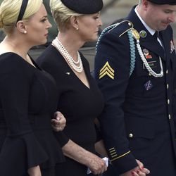Keskel asuv Cindy McCain, kelle kõrval tema lapsed Meghan McCain vasakul ja Jimmy McCain paremal, vaatavad, kuidas senaatori John McCaini kirst saabub Washingtoni rahvuskatedraali, laupäeval, 1. septembril. 2018, mälestusteenistuse eest. McCain suri 25. augustil ajuvähki 81-aastaselt. (AP Photo/Susan Walsh) ORG XMIT: DCSW102