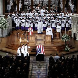 Koor laulab senaator John McCaini (R-Ariz) mälestusteenistusel Washingtoni riiklikus katedraalis, laupäeval, 1. septembril 2018. McCain suri 25. augustil 81-aastaselt ajuvähki. (AP Photo/ Pablo Martinez Monsivais) ORG XMIT: DCPM258