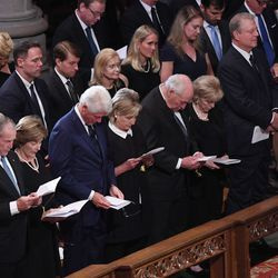 (LR) Endine USA president George W. Bush, endine esimene leedi Laura Bush, endine USA president Bill Clinton, endine esileedi Hillary Clinton, endine asepresident Dick Cheney, Lynne Cheney ja endine USA asepresident Al Gore osalevad USA mälestusteenistusel Senaator John McCain Washingtoni riiklikus katedraalis Washingtonis 1. septembril 2018. (Foto SAUL LOEB / AFP)SAUL LOEB/AFP/Getty Images ORG XMIT: Memorial