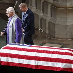 Senaator Lindsey Graham (RS.C.) eskortitakse tema kohale pärast pühakirja lugemist senaator John McCaini mälestusteenistusel Washingtonis Washingtoni riiklikus katedraalis, laupäeval, 1. septembril 2018. McCain suri 25. august ajuvähist 81-aastaselt. (AP Photo/Pablo Martinez Monsivais) ORG XMIT: DCPM254