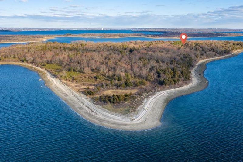 Domek w Portsmouth, w stanie R.I., nad zatoką Narragansett, ma osobliwy adres 0 Patience Way.