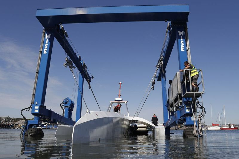 Techniker lassen das Mayflower Autonomous Ship an seinem Startplatz für seinen ersten Ausflug auf dem Wasser seit dem Bau in Turnchapel, Plymouth im Südwesten Englands, ins Wasser. Das Roboterschiff hat am Dienstag eine Transatlantiküberquerung begonnen, die bis zu drei Wochen dauern kann.